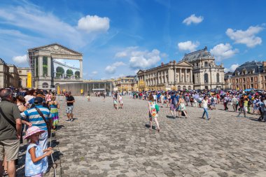 Kalabalık turist giriş ünlü Palace Versailles Versailles, Fransa için bekliyor