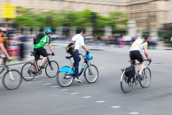 Passeios de bicicleta em movimento desfocam no tráfego da cidade — Fotografia de Stock