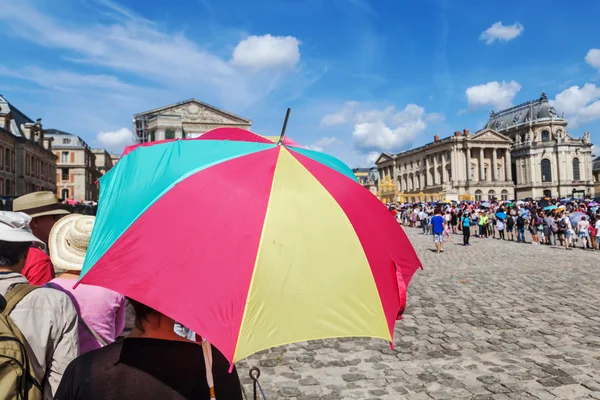 Kerumunan wisatawan menunggu pintu masuk ke Istana Versailles yang terkenal di Versailles, Prancis — Stok Foto