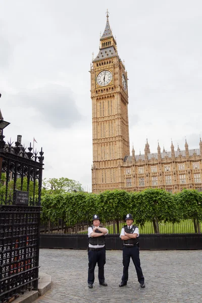 London Bobbys in front of the Big Ben and the Houses of Parliament — Stock Photo, Image