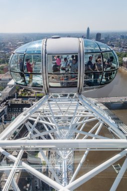 Londra, İngiltere'de ünlü London Eye bir kapsül insanlarda