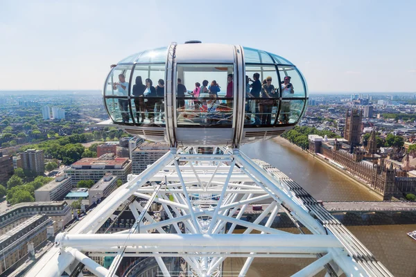 Pessoas em uma cápsula do famoso London Eye em Londres, Reino Unido — Fotografia de Stock