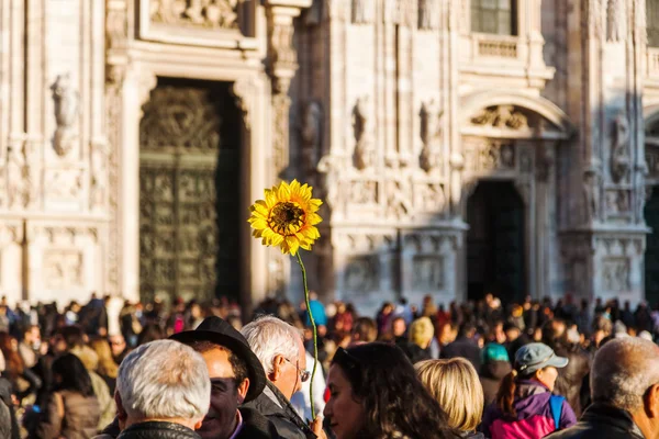 Skaror av människor framför Milano katedralen i Milano, Italien — Stockfoto