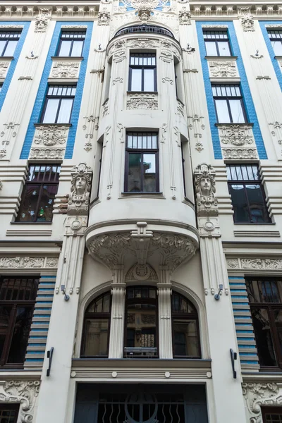 Gevel van een Art Nouveau gebouw in Riga, Letland — Stockfoto