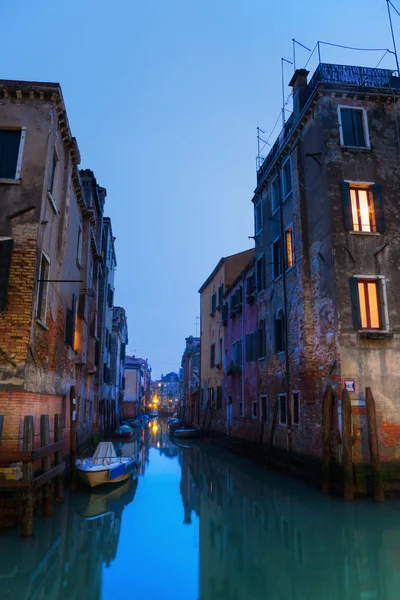 Natt syn på en typisk kanal i Venedig, Italien — Stockfoto