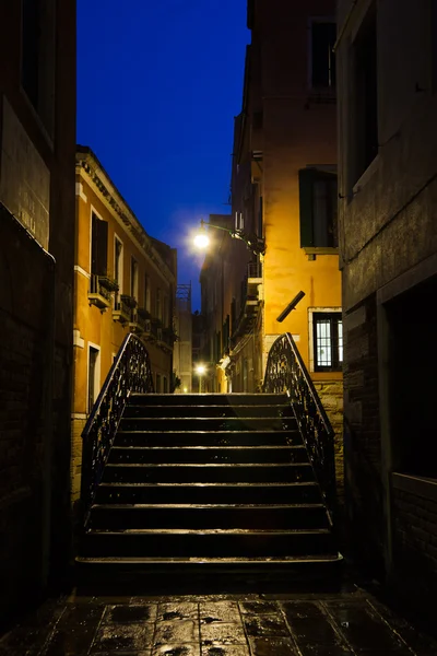 Vicolo buio e ponte su un canale a Venezia, Italia, di notte — Foto Stock