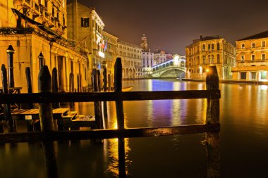 Grand Canal Rialto Köprüsü Venedik, İtalya ile gece görünümü
