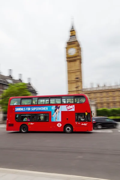 Conducir un autobús de Londres en movimiento borroso frente al Big Ben — Foto de Stock