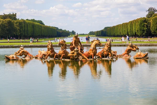 Fountain in the gardens of the Palace of Versailles — Stock Photo, Image