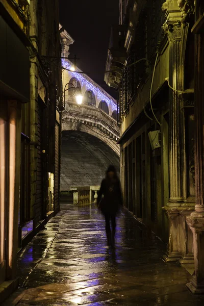 Night view of an alley in Venice, Italy, with view on the famous Rialto Bridge — Stock Photo, Image