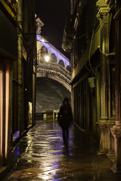 Vedere de noapte a unei alee din Veneția, Italia, cu vedere la faimosul pod Rialto — Fotografie, imagine de stoc