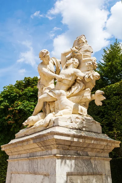 Sculptuur in de tuinen van het paleis van Versailles, Frankrijk — Stockfoto