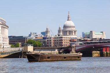 Londo, şehir içinde Thames Nehri kıyısında