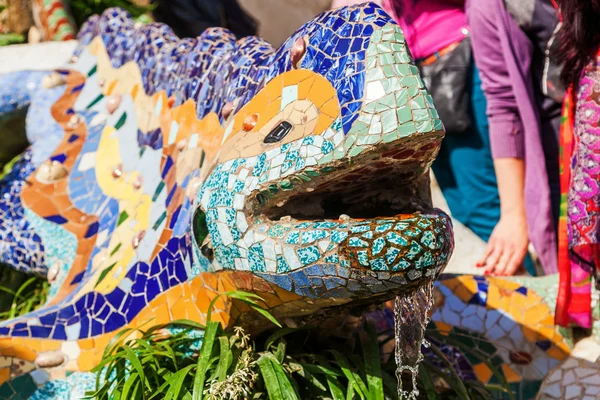 Scultura del drago nel Parco Guell di Antoni Gaudi a Barcellona — Foto Stock