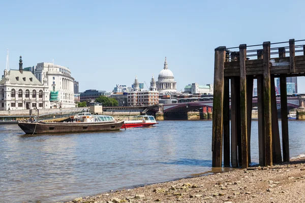 Londo, şehir içinde Thames Nehri kıyısında — Stok fotoğraf