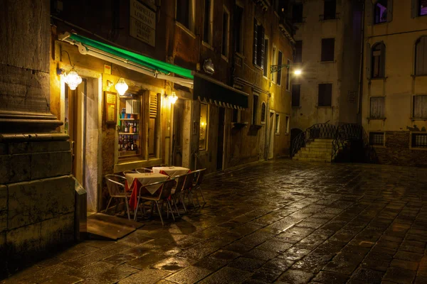 Small street cafe in Venice, Italy, at night — Stock Photo, Image