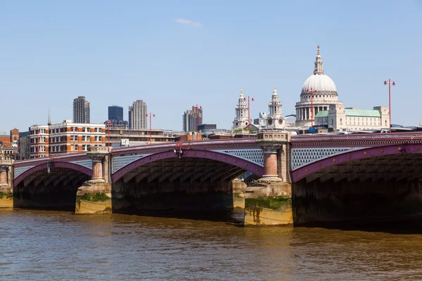 On the banks of the river Thames in Londo, City — Stock Photo, Image