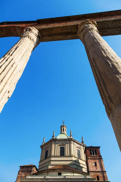 Basílica de San Lorenzo vista através do Colonne di San Lorenzo em Milão, Itália — Fotografia de Stock