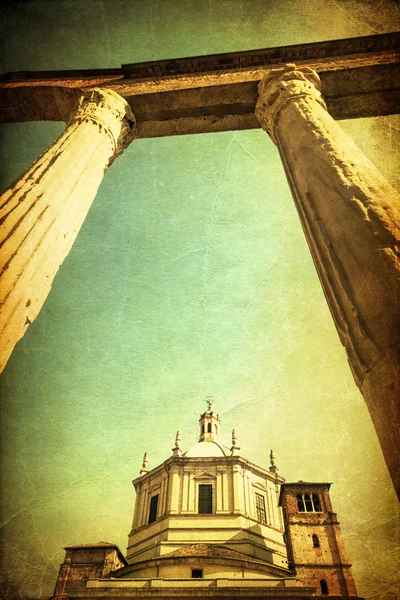 Imagen de estilo vintage de la Basílica de San Lorenzo vista a través de la Colonne di San Lorenzo en Milán, Italia —  Fotos de Stock