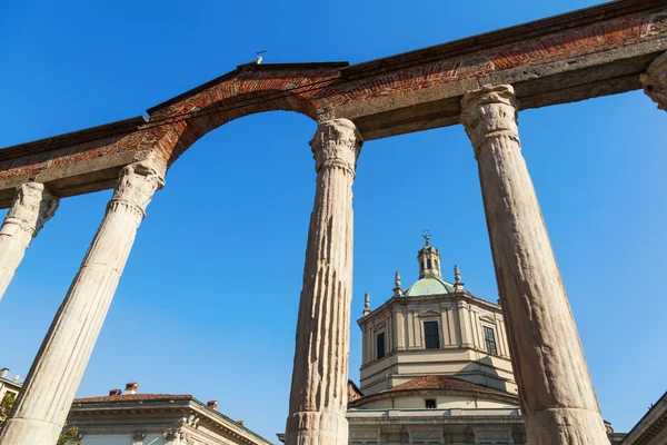 通过 Colonne di San Lorenzo 在意大利的米兰大教堂 di San Lorenzo 查看 — 图库照片