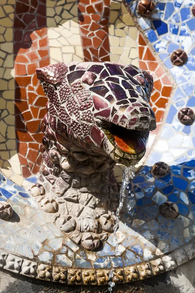 Escultura Dragão no Parque Guell de Antoni Gaudi em Barcelona — Fotografia de Stock