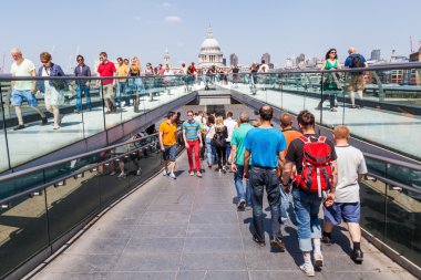 St Pauls katedral içinde belgili tanımlık geçmiş ile Londra'da Millennium Köprüsü