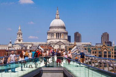 St Pauls katedral içinde belgili tanımlık geçmiş ile Londra'da Millennium Köprüsü