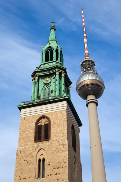 Torre de rádio de Berlim contra uma antiga igreja em Berlim, Alemanha — Fotografia de Stock