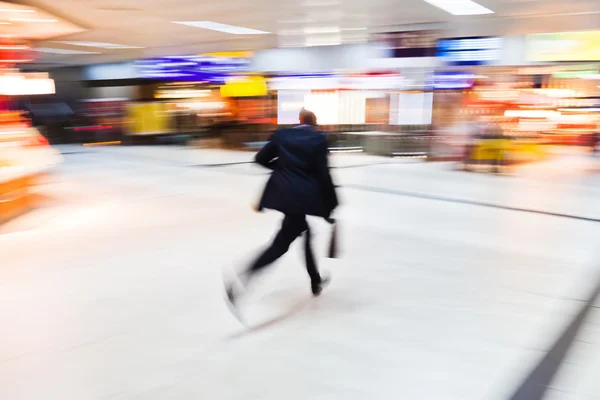 Ejecutando hombre de negocios en una estación en desenfoque movimiento —  Fotos de Stock
