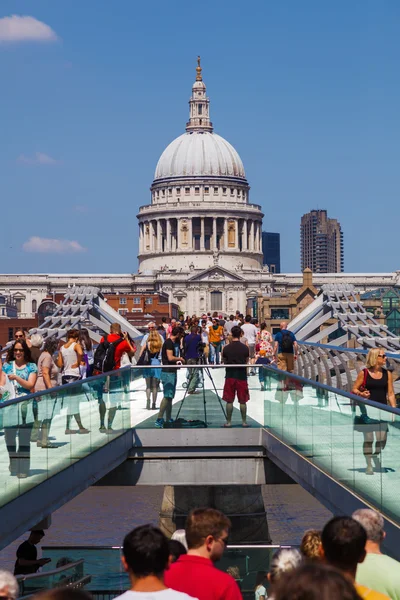 Millennium Bridge en St. Pauls kathedraal in Londen, Duitsland — Stockfoto