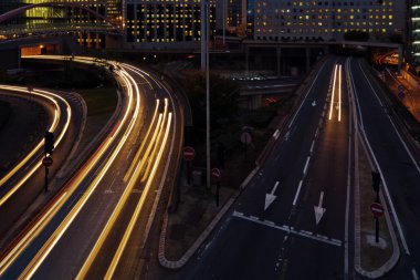 Gece trafik sahne finansal bölgesinde La Defense, Paris, Fransa