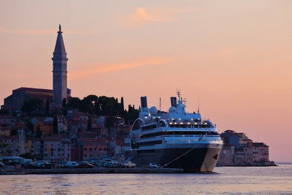 After sunset in Rovinj, Croatia, with a cruiser in the bay — Stock Photo, Image