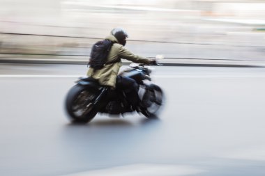Hareket eden motosiklet sürücüsü bulanık