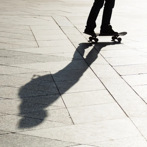 Shadow of a man with a skateboard in the city — Stock Photo, Image