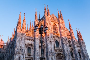 Milano Katedrali'ne günbatımı ışıkta, Milano, İtalya