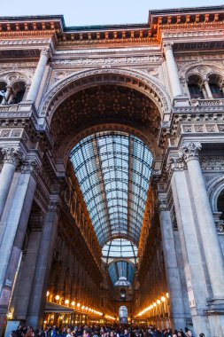 Galleria Vittorio Emanuele II'nin içinde Milan, İtalya, şafak