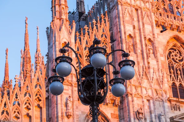 Catedral de Milão ao pôr do sol em Milão, Itália — Fotografia de Stock