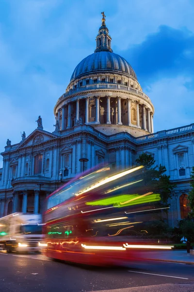 Londra, İngiltere, şafakta St Paul Katedrali — Stok fotoğraf