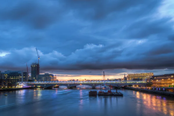 Utsikt över floden Themsen i London på natten — Stockfoto