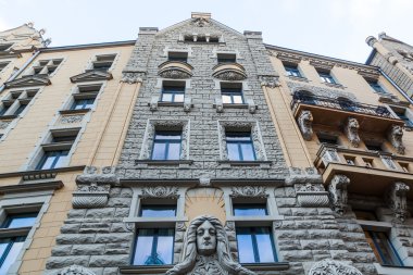 Riga, Letonya tarihi bir binanın Art Nouveau cepheye