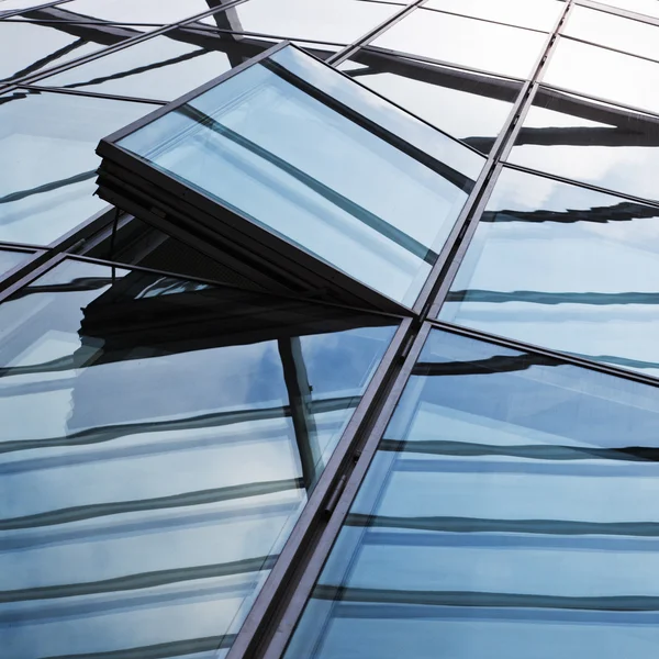 Detalle de una fachada de cristal de un edificio de oficinas con ventana abierta —  Fotos de Stock