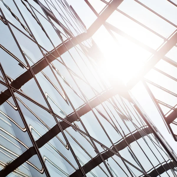 Ventanas de un edificio de oficinas con reflejo solar — Foto de Stock