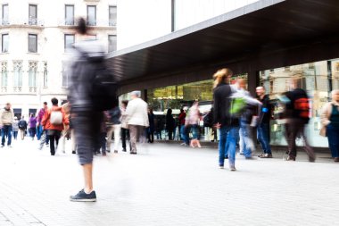 Bir alışveriş caddesi hareketle üzerinde insanlar Hareket Bulanıklığı