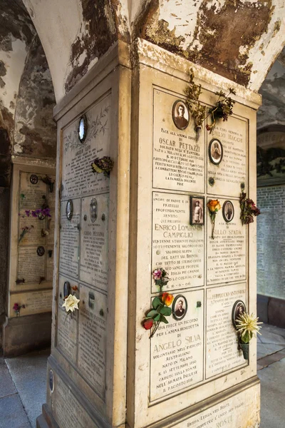 Archway met graven op het Cimitero Monumentale in Milaan, Italië — Stockfoto