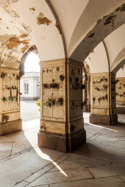 Archway met graven op het Cimitero Monumentale in Milaan, Italië — Stockfoto