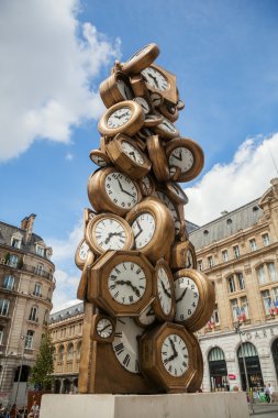 Gare St. Lazare Paris önünde saat heykel