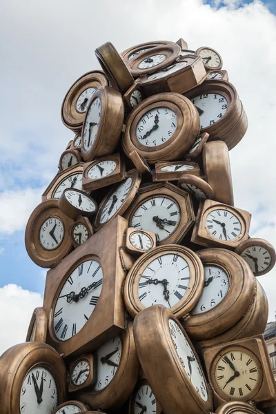 Klockan skulptur framför Gare St. Lazare i Paris — Stockfoto