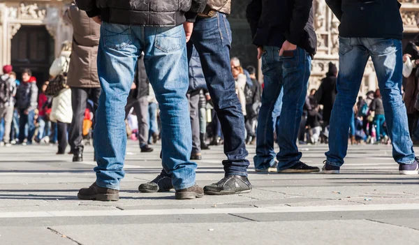 Multitud de personas en una plaza de la ciudad —  Fotos de Stock