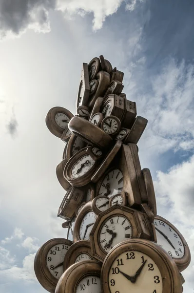 Часовая скульптура перед вокзалом Сен-Лазар в Париже — стоковое фото