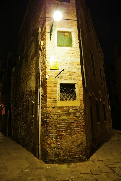 Ruelle sombre dans la vieille ville de Venise, Italie, la nuit — Photo